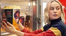 'Capitana Marvel': Brie Larson sorprende en un cine con su chandal de Capitana y sirviendo palomitas