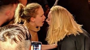 Adele y Jennifer Lawrence se ponen ciegas en un bar gay de Nueva York e Internet lo documenta todo