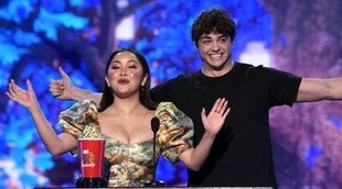 'A todos los chicos de los que me enamoré': Noah Centineo dedica el premio a Mejor Beso a los labios de Lana Condor