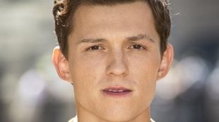 Tom Holland se enfrenta a unos hombres que estaban aplastando a una chica en una firma de autógrafos