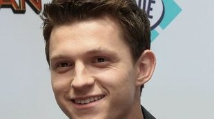 Héroe dentro y fuera de la pantalla: Así ayudó Tom Holland a una mujer que se desmayó en un avión