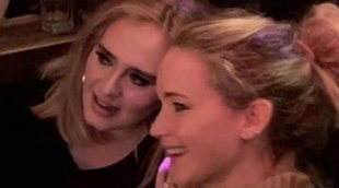 La noche de fiesta de Jennifer Lawrence y Adele que acabó con la actriz orinando en un cubo