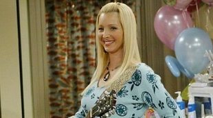 Cómo el embarazo de Lisa Kudrow se coló en 'Friends' y otras curiosidades de la actriz más allá de Phoebe