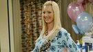 Cómo el embarazo de Lisa Kudrow se coló en 'Friends' y otras curiosidades de la actriz más allá de Phoebe