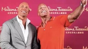 Dwayne Johnson coquetea con su figura de cera en este divertido vídeo