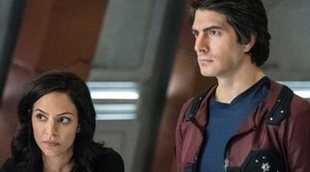 Brandon Routh y Courtney Ford abandonan forzosamente 'Legends of Tomorrow' tras la quinta temporada