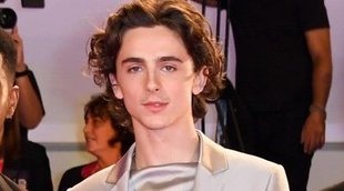 Timothee Chalamet levanta pasiones con su extraño traje en la premiere de 'The King' en Venecia