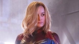 Brie Larson presencia emocionada una pedida de mano de dos fans de 'Capitana Marvel'