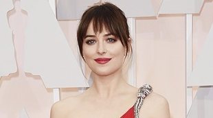 Dakota Johnson entrega un premio, y preciosas palabras, a su padrastro, Antonio Banderas