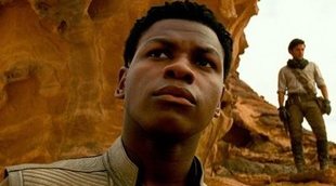 John Boyega celebra el Año Nuevo peleándose con fans de 'Star Wars' por los romances de la saga