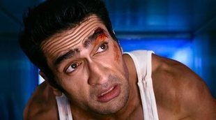 Kumail Nanjiani luce músculos mientras recrea películas como 'Lobezno' o 'Jungla de Cristal'