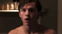 Tom Holland luce torso haciendo el challenge de ponerse una camiseta haciendo el pino