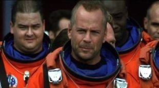 Bruce Willis conserva el traje de 'Armageddon' y lo llama "su look para salvar el mundo"