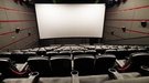 Cinéfilos y trabajadores de la industria protestan ante el cierre de los cines en Cataluña por los rebrotes