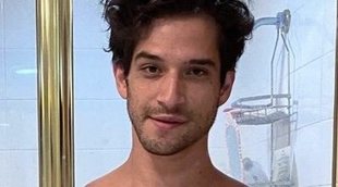 Tyler Posey ('Teen Wolf') se ha hecho OnlyFans y lo celebra tocando la guitarra desnudo