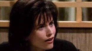 'Friends': Courteney Cox toca al piano el tema principal de la serie