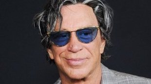 Mickey Rourke acaba de descubrir que existe 'Ley y Orden' y lleva seis meses haciendo maratón