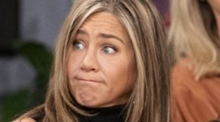 Jennifer Aniston prueba el trifle en una escena de la reunión de 'Friends' que no se emitió