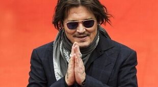 Johnny Depp recibe un baño de masas en el Festival Karlovy Vary