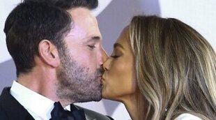 Ben Affleck y Jennifer Lopez posan juntos en la premiere de 'El Último Duelo' en Venecia