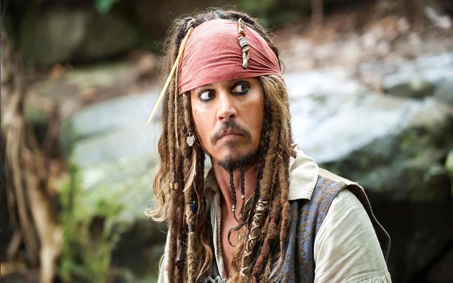 Johnny Depp hace la voz de Jack Sparrow para sus fans a la salida del juicio contra Amber Heard