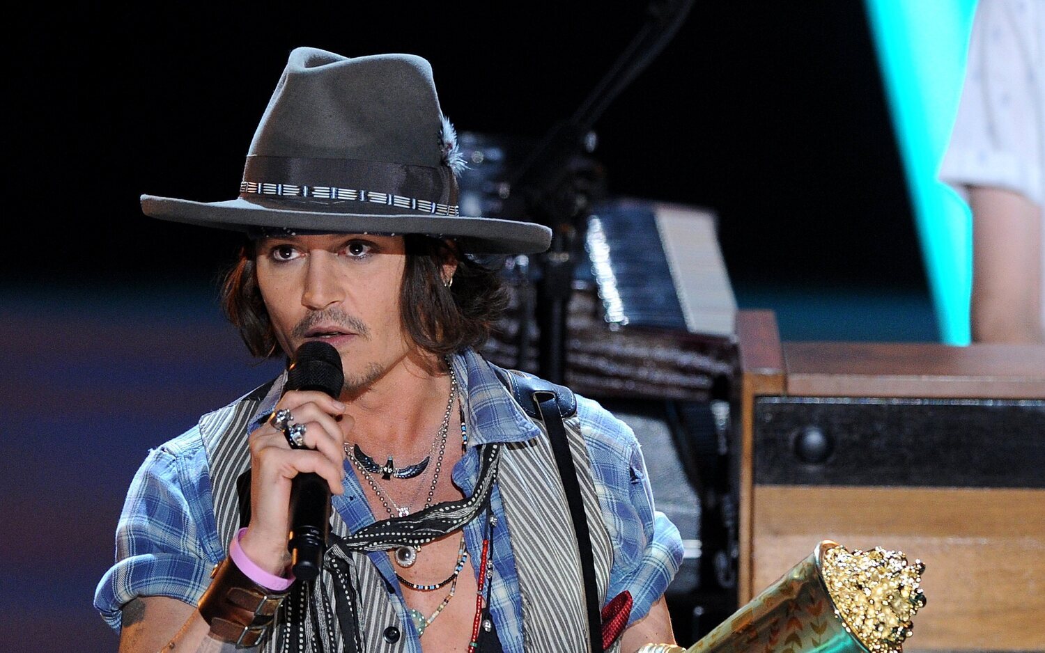 Johnny Depp aparece por sorpresa tocando en un concierto en Inglaterra mientras el jurado delibera