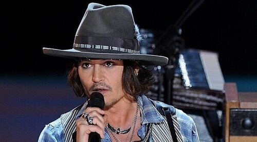 Johnny Depp aparece por sorpresa tocando en un concierto en Inglaterra mientras el jurado delibera