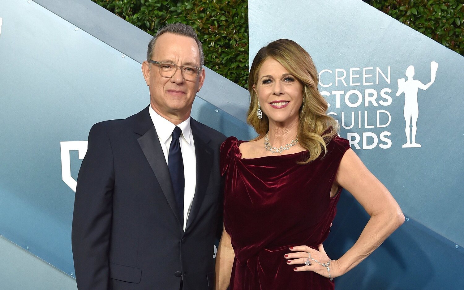 Tom Hanks estalla contra fans por empujar a su esposa mientras los seguían para hacerse selfies