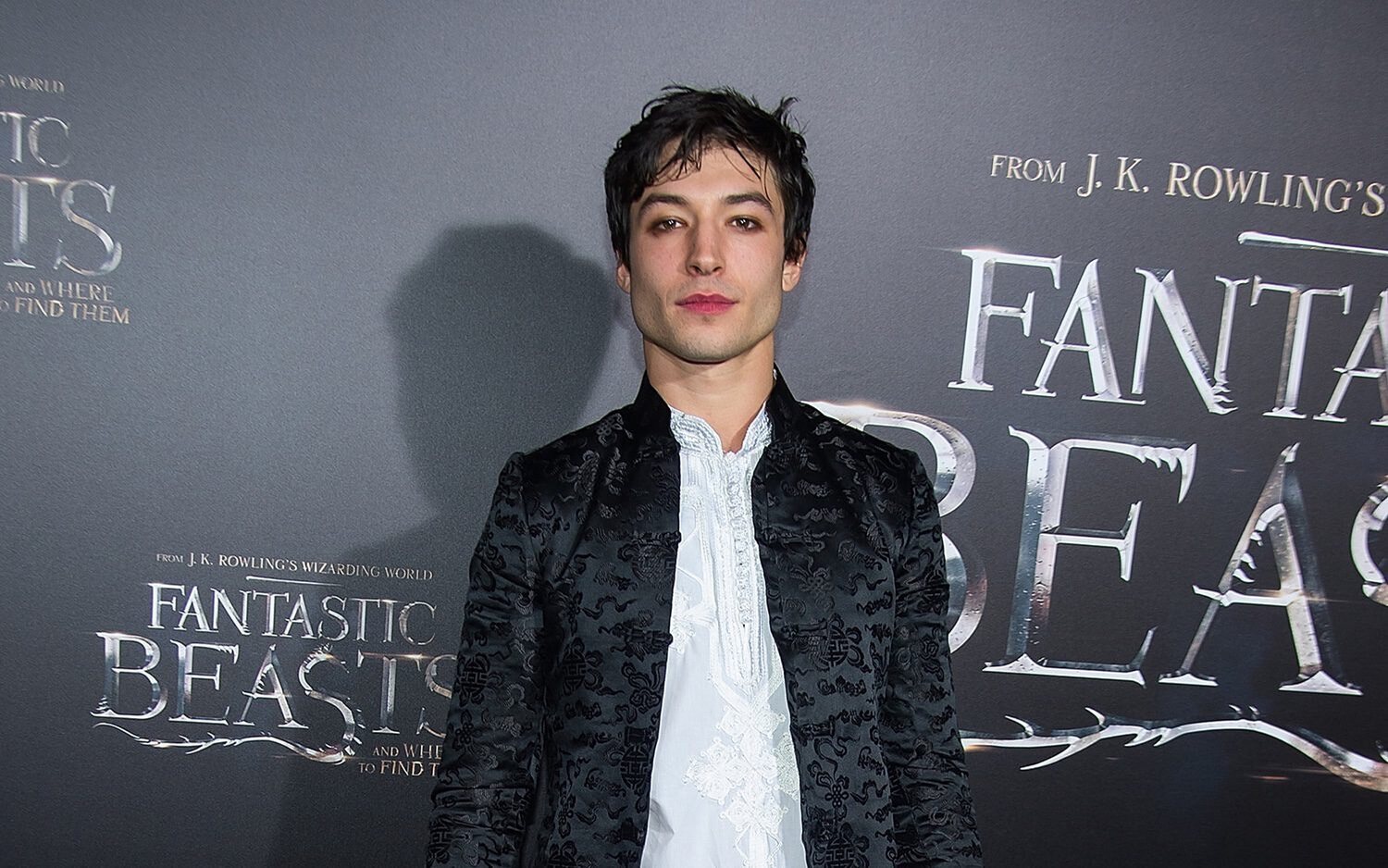 Ezra Miller acusado de tener a tres menores en una granja llena de armas y marihuana