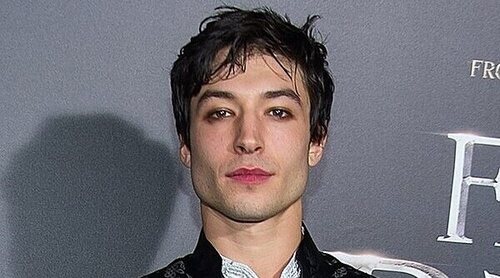 Ezra Miller acusado de tener a tres menores en una granja llena de armas y marihuana
