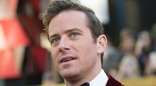 Armie Hammer pillado en el hotel de las Islas Caimán con un atuendo similar al de los empleados