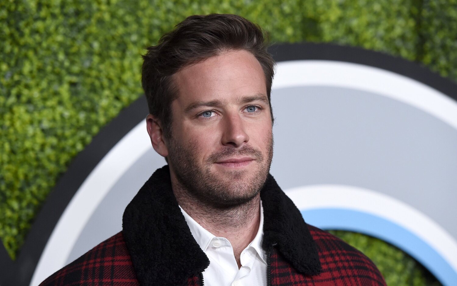 Armie Hammer sí está trabajando en el hotel de las Islas Caimán vendiendo multipropiedades