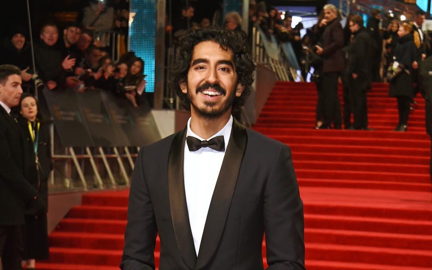 Dev Patel detiene una pelea de cuchillos en Australia