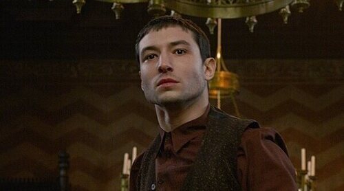 Ezra Miller habría perdido contacto con la realidad, va armado y cree que le persigue el Ku Klux Klan
