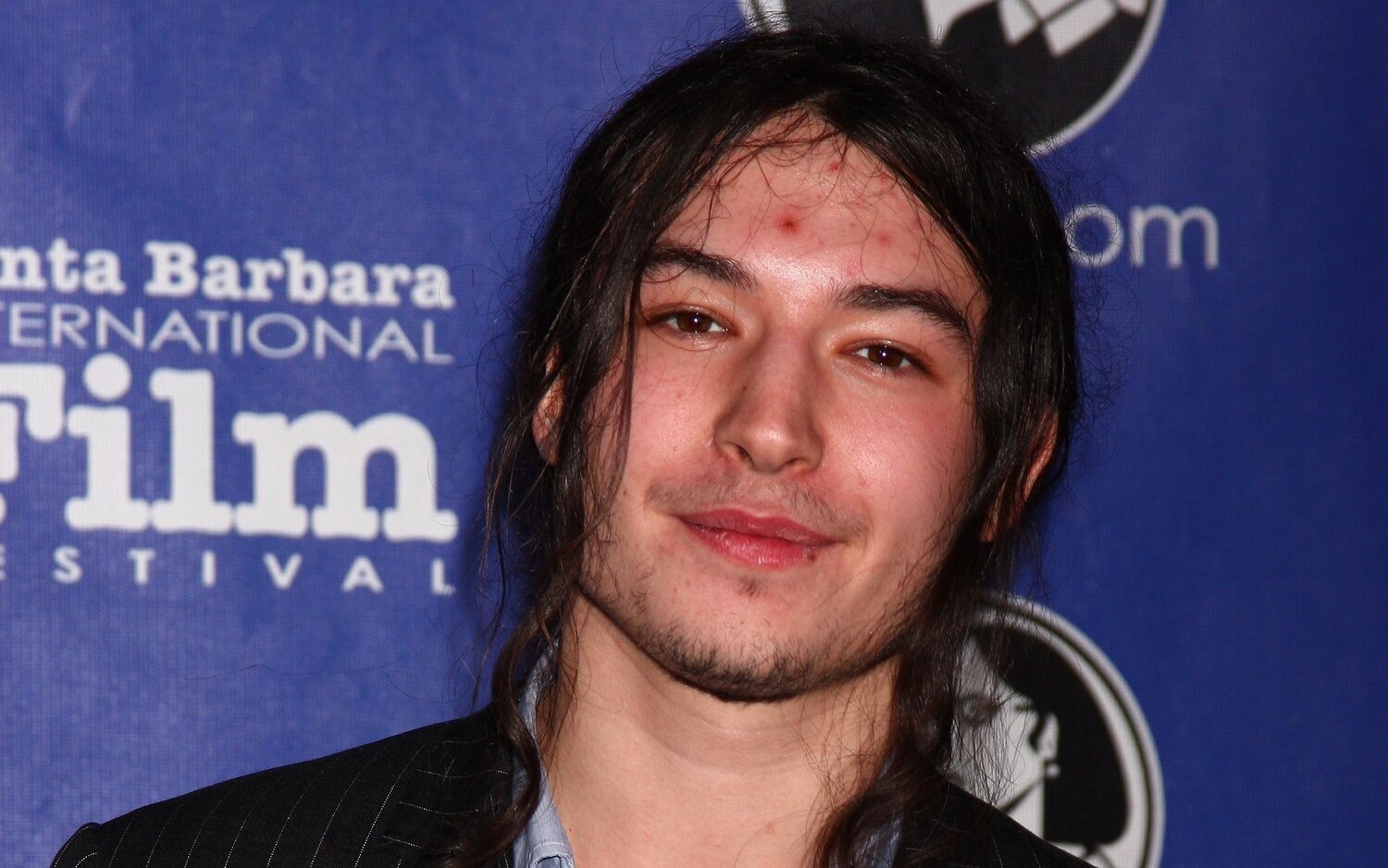 Ezra Miller ha sido acusado de robar botellas de alcohol en una casa en Vermont