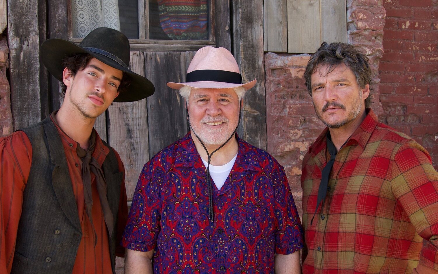 'Extraña forma de vida': Primeras fotos del corto western de Pedro Almodóvar con Ethan Hawke y Pedro Pascal