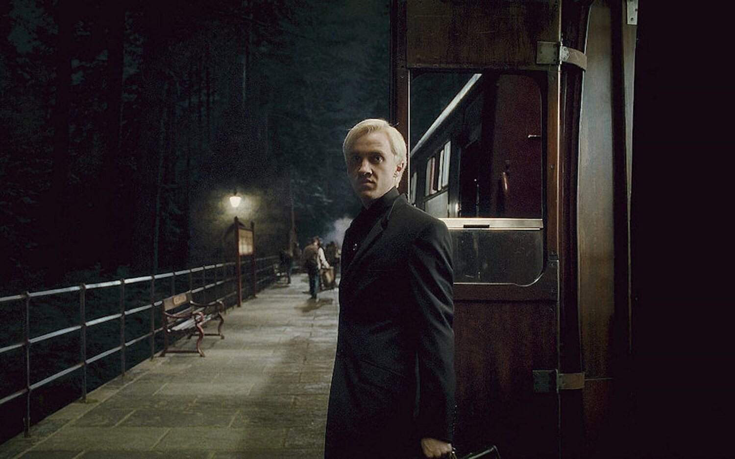 Tom Felton (Draco Malfoy) regresa a Hogwarts para hacernos un tour por los escenarios de 'Harry Potter'