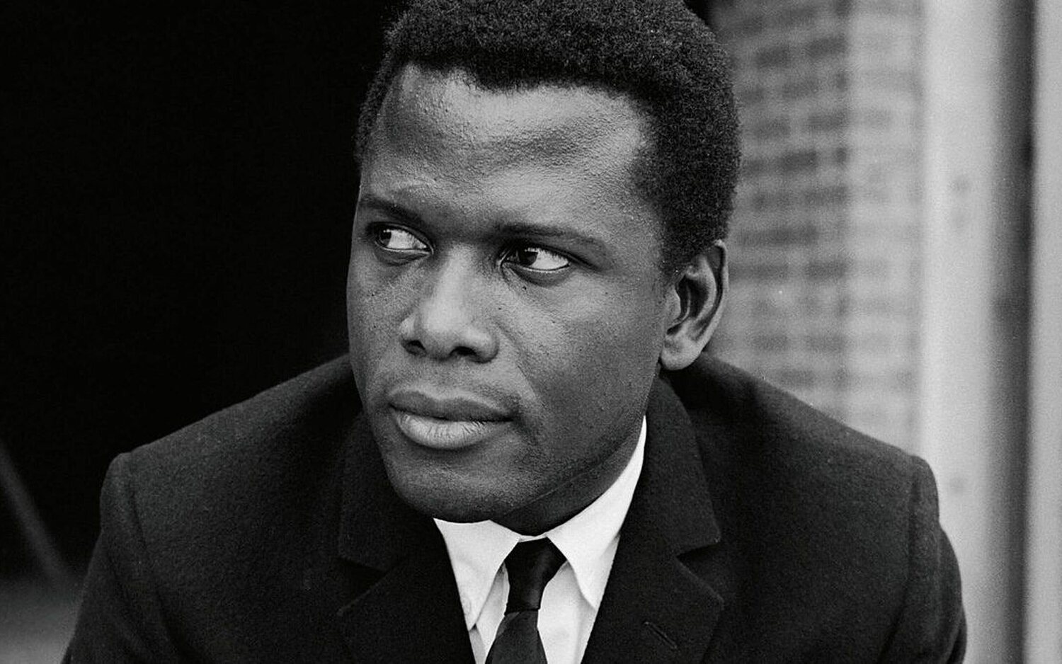 De 'Un rayo de luz' a 'En el calor de la noche': Las 10 películas imprescindibles de Sidney Poitier