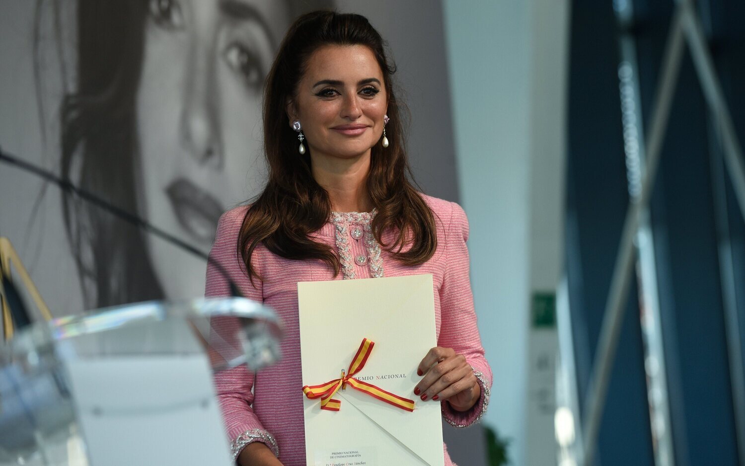 Penélope Cruz recoge el Premio Nacional de Cinematografía y dona su dotación a varias causas sociales