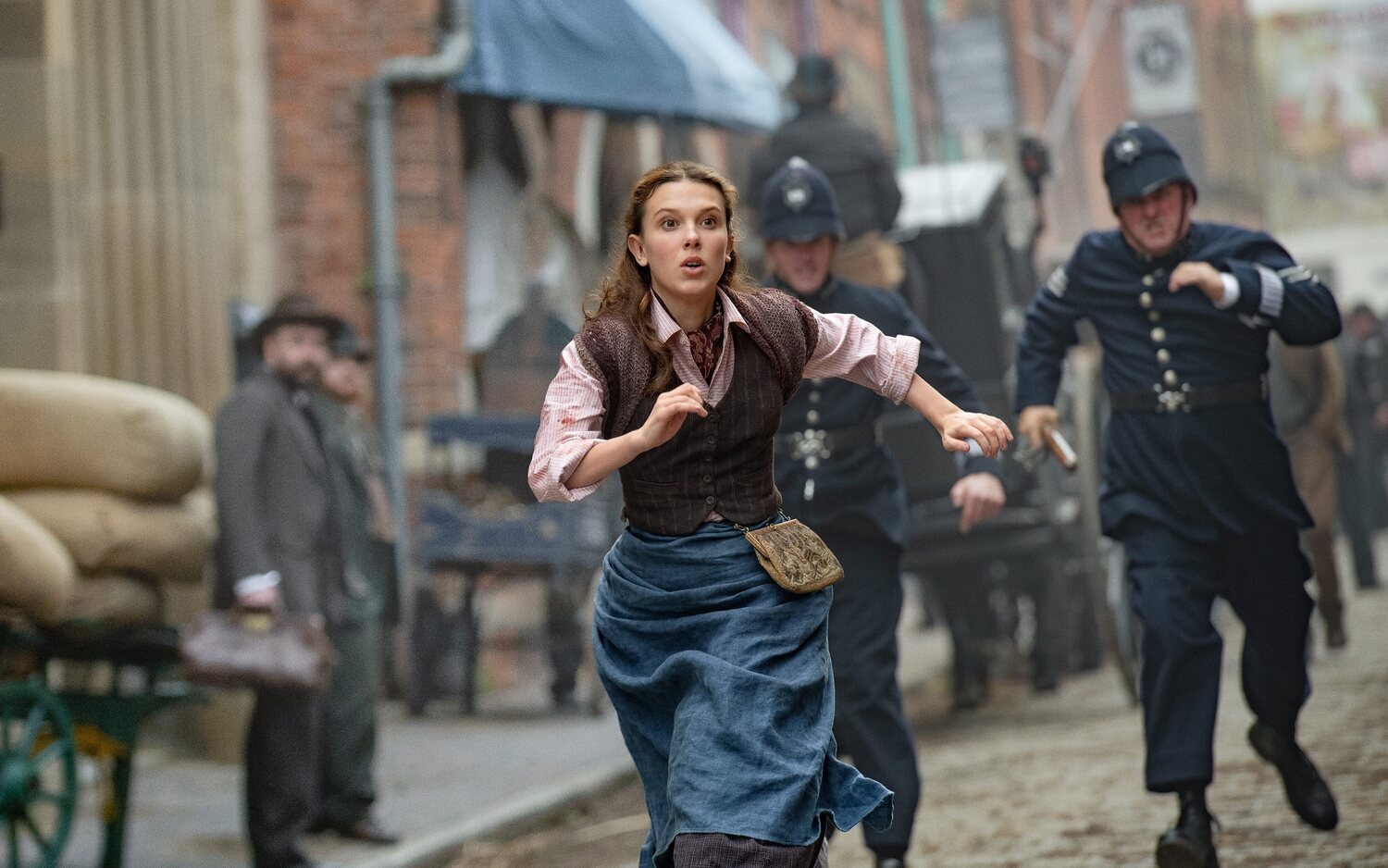 'Enola Holmes 2' lanza su primer tráiler con Millie Bobby Brown y Henry Cavill como dúo detectivesco