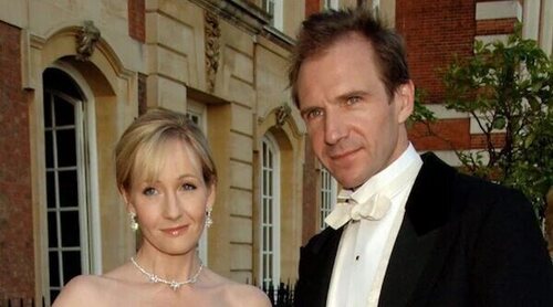 Ralph Fiennes defiende a J.K. Rowling: "Es simplemente una mujer que dice: «Soy una mujer»"