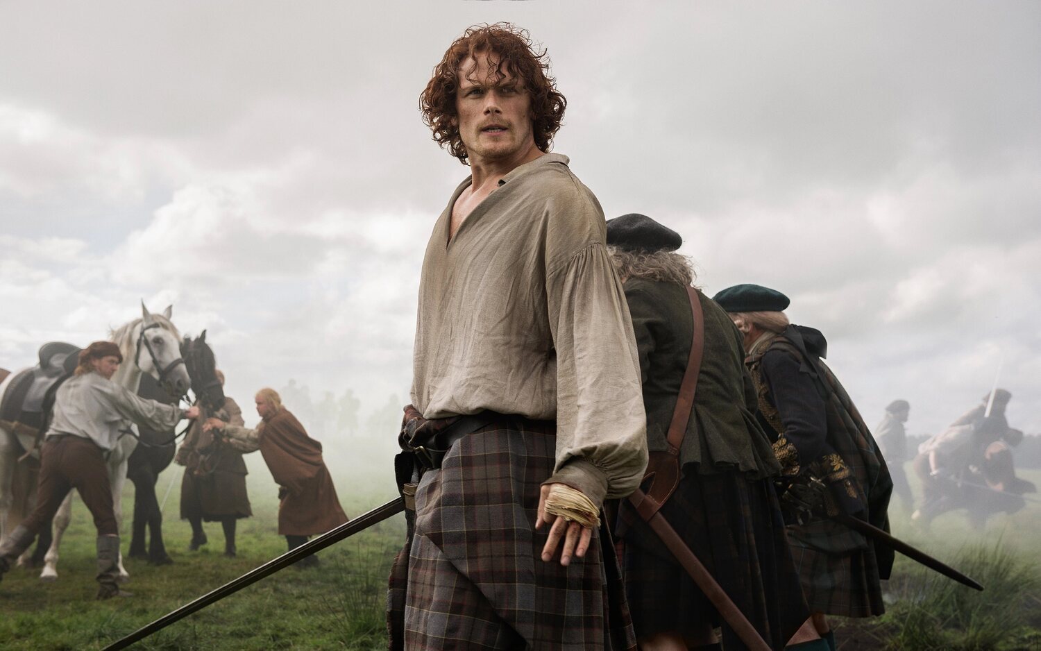 Sam Heughan ('Outlander') peleó por eliminar el desnudo explícito de Jamie de la escena de su violación