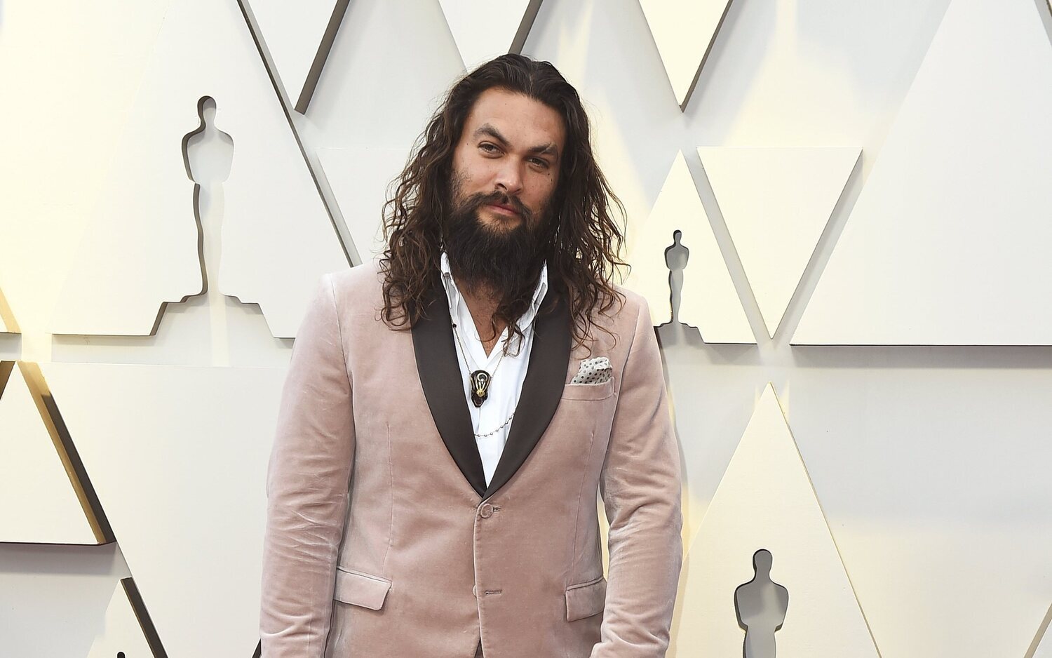 Jason Momoa reivindica su atuendo tradicional hawaiano desnudándose en televisión