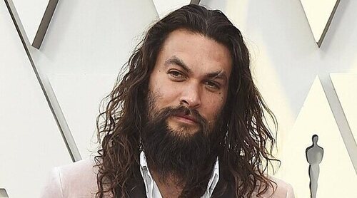 Jason Momoa reivindica su atuendo tradicional hawaiano desnudándose en televisión