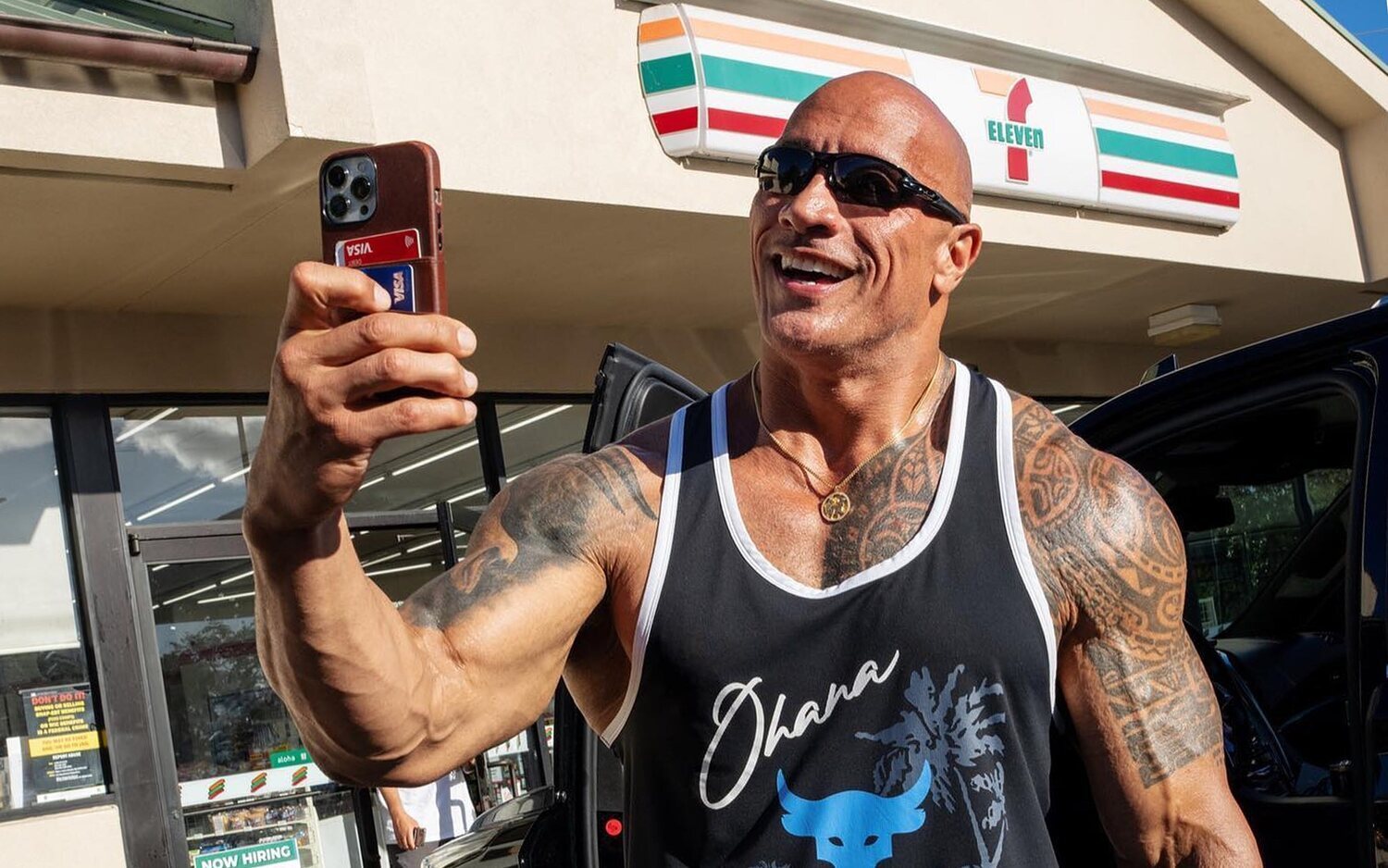 Dwayne Johnson visita el supermercado en el que robaba cada día y compra todos los Snickers