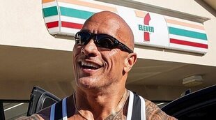 Dwayne Johnson visita el supermercado en el que robaba cada día y compra todos los Snickers