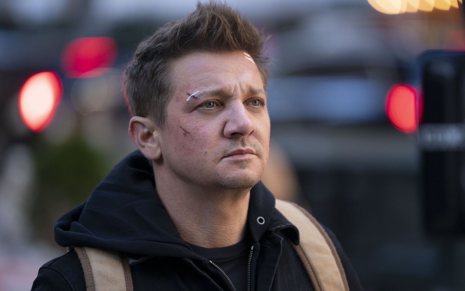 Jeremy Renner permanece en la unidad de cuidados intensivos tras someterse a cirugía