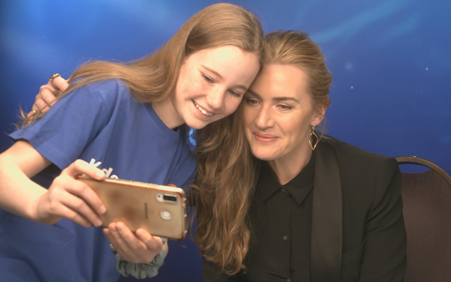 Kate Winslet se hace viral con su tierna reacción a una joven periodista que hacía su primera entrevista con ella