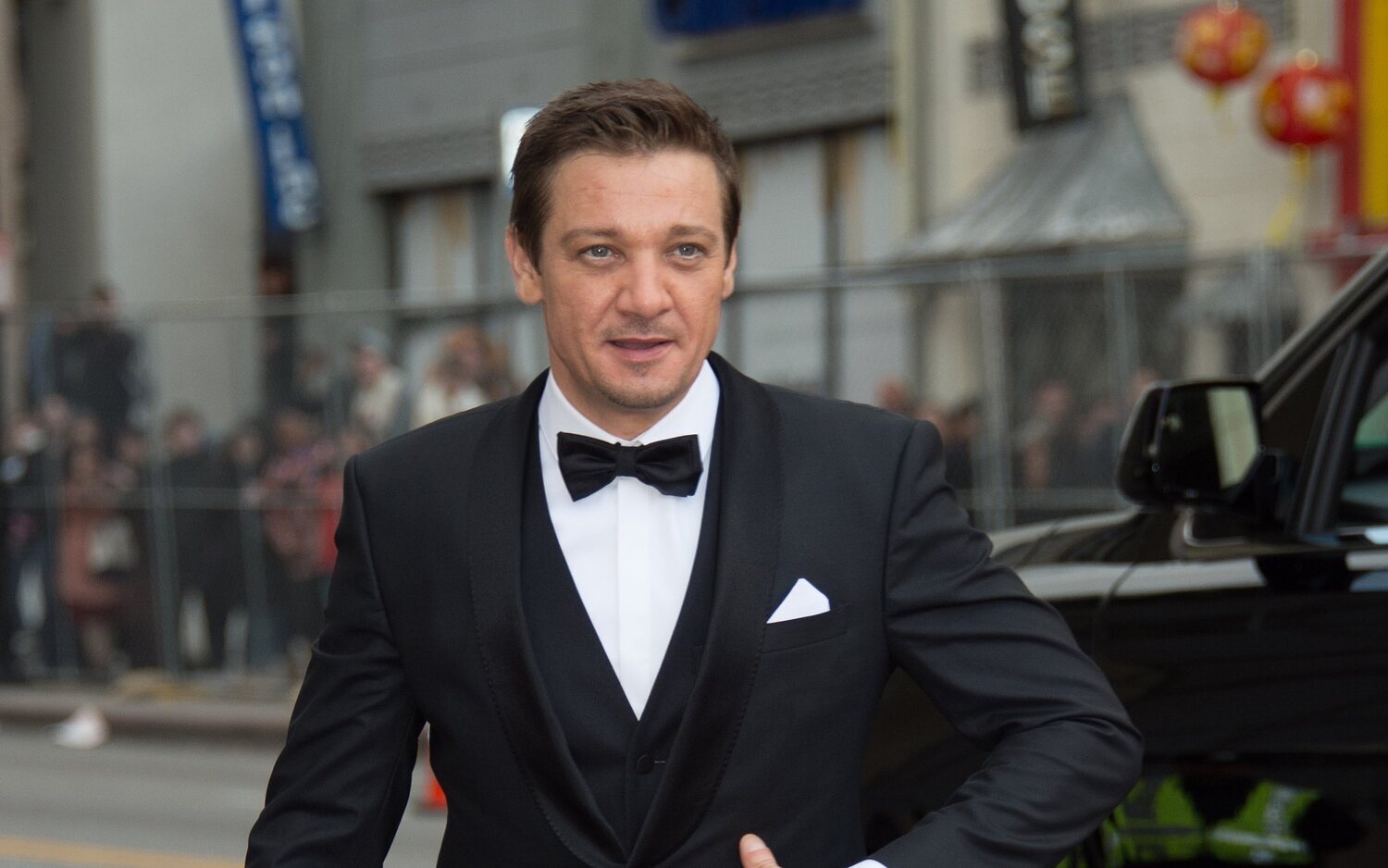 Jeremy Renner recibe el alta hospitalaria a tiempo para ver el primer capítulo de 'Mayor of Kingstown' en casa