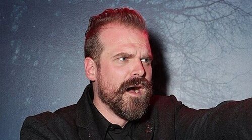 David Harbour explica por qué tiene una foto enmarcada de 'Hellboy' escondida en el armario